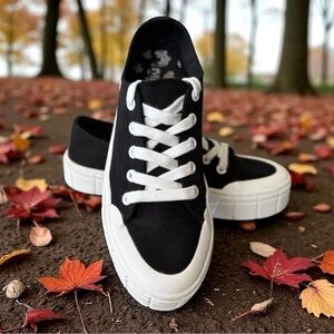 Mad Love women’s Fran Black & White Sneakers, size 10